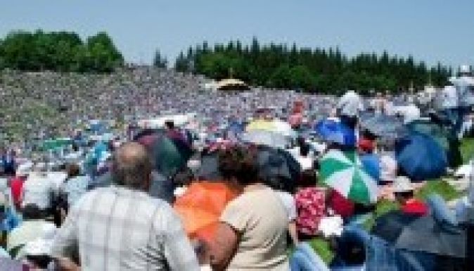 Százezrek hallgatták a gyulafehérvári érseket Csíksomlyón