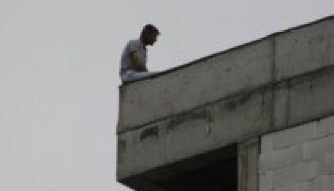 Most Konstancán akart egy férfi tömbháztetőről leugrani (VIDEÓ)