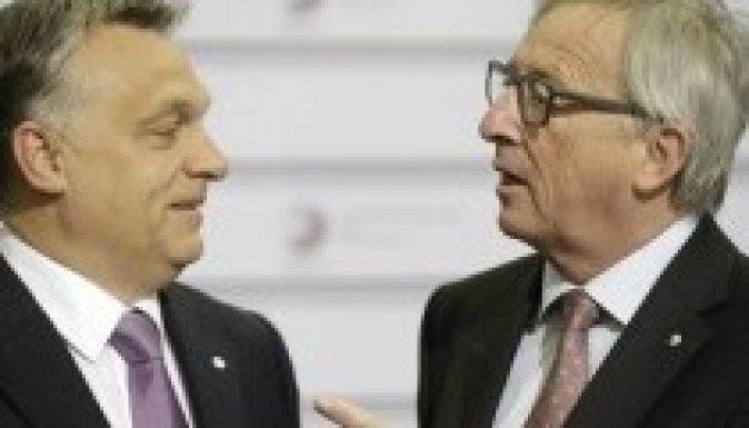 Juncker coolságból pofozta fel és diktátorozta le Orbánt (VIDEÓ)