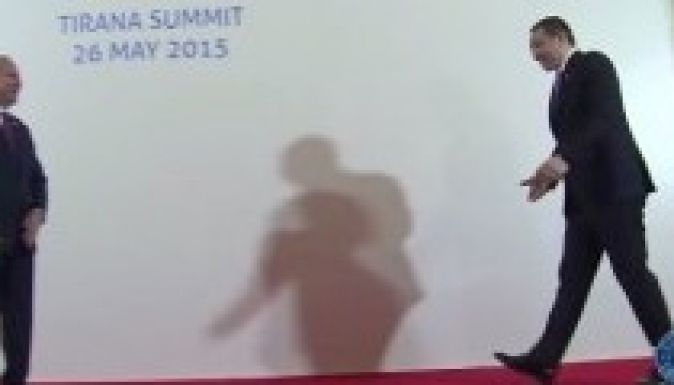 Sántikálva érkezett Victor Ponta Tiranába (VIDEÓ)