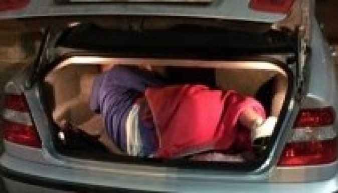 Csomagtartóba rejtőzve próbált bejutni Magyarországra (VIDEÓ)