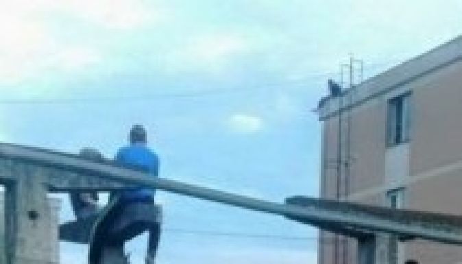 Marosvásárhelyen is tömbháztetőről akart leugrani egy öngyilkosjelölt