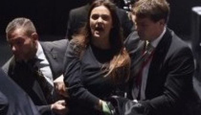 Palesztin tüntető zavarta meg Blatter beszédét