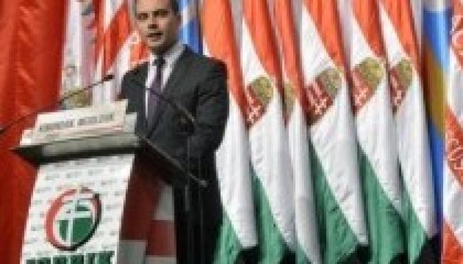 Vona Gábor kidobná a náci romantikázókat