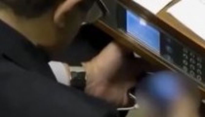 Pornót nézett parlamenti ülés közben a képviselő (VIDEÓ)
