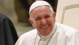 Kétszer is rácsapta a telefont Ferenc pápára
