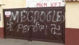 „Megdöglesz Petőfi!” felirat és horogkereszt a gyárkapun