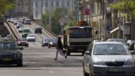 A gyalogosokat célzó féléves kampányba kezd a rendőrség