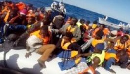 A hétvégén 5800 menekültet mentettek meg a Földközi-tengeren