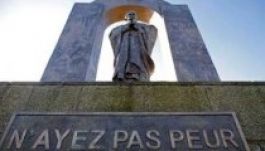Le kell bontani II. János Pál szobrát Franciaországban