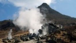 Gőzölögni kezdett egy vulkán Tokió közelében