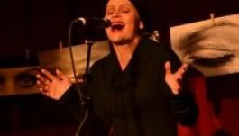 Gajai Ágnes „Edith Piaf et Agnes” című előadásával vendégszerepel Kézdin