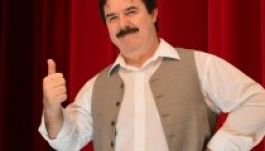 Maksa Zoltán „vérnyomáscsökkentő” stand-up estje Kézdivásárhelyen