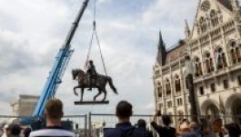 Helyére került az Andrássy-szobor a budapesti Kossuth téren (FOTÓK)