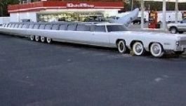 Helikopter-leszállópálya is van a világ leghosszabb kocsiján