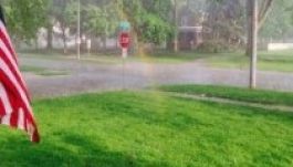 Szivárvány „nőtt” egy amerikai család udvarára