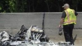 Autópályára zuhant, majd kigyulladt egy kisrepülőgép (VIDEÓ)