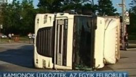 Két román kamion ütközött Magyarországon, egyikük felborult
