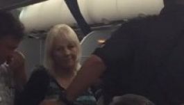 Furcsa okból szakította meg útját a United Airlines gépe