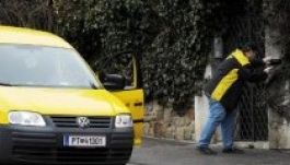 Kutyaeledelt cipelnek magukkal az osztrák postások