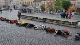 Emberekből kirakott városnevekkel lobbiztak (GALÉRIA)