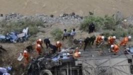 Szakadékba zuhant egy turistabusz Kínában, sokan meghaltak