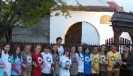 Szeretethidat ácsolnak önkéntesek a Kárpát-medencében