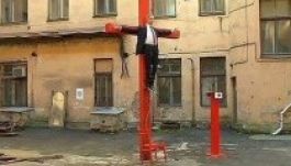 Keresztre feszítettett Putyin áll a lett fővárosban