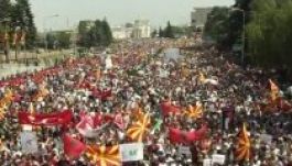 Tízezren tüntetnek a macedóniai Szkopjéban