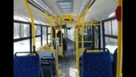 Monitor esett egy lány fejére a buszon