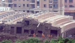 Összedőlt egy kilencemeletes lakóépület Dél-Kínában