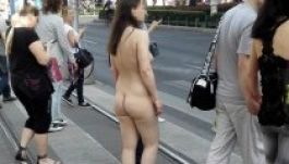 Kórházba vitték a meztelenül mászkáló nőt Budapesten