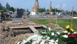 Eltemették a lányuk esküvőjén lemészárolt vajdasági magyar családot