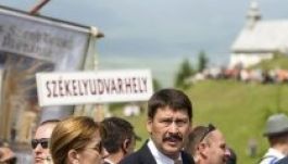 Idén is elzarándokol Csíksomlyóra Áder János és felesége