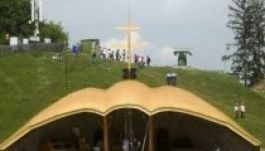 Megújulva várja a zarándokokat a csíksomlyói Hármashalom-oltár