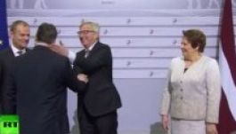 Juncker még pofon is vágta Rigában Orbán Viktort (VIDEÓ)