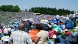 Százezrek hallgatták a gyulafehérvári érseket Csíksomlyón