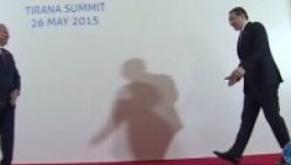 Sántikálva érkezett Victor Ponta Tiranába (VIDEÓ)