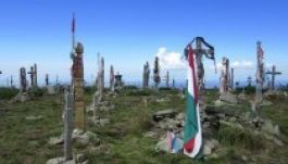 Eltávolítják a kopjafákat a Madarasi Hargitáról