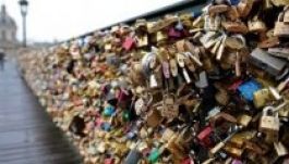 Eltávolítják a szerelemlakatokat a párizsi gyalogoshídról