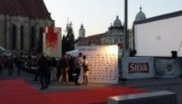 Lekerült a piros szőnyeg Kolozsvár főterére (GALÉRIA)