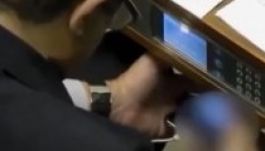 Pornót nézett parlamenti ülés közben a képviselő (VIDEÓ)