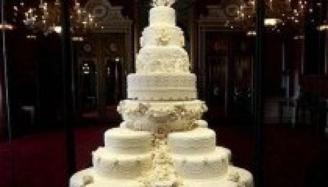Brit királyi esküvőkre készült tortaszeleteket árvereznek