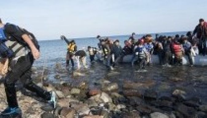 Elözönlötték a menekültek a görög szigeteket