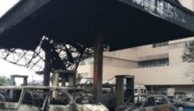 Felrobbant a benzinkút, ahova a felhőszakadás elől menekültek