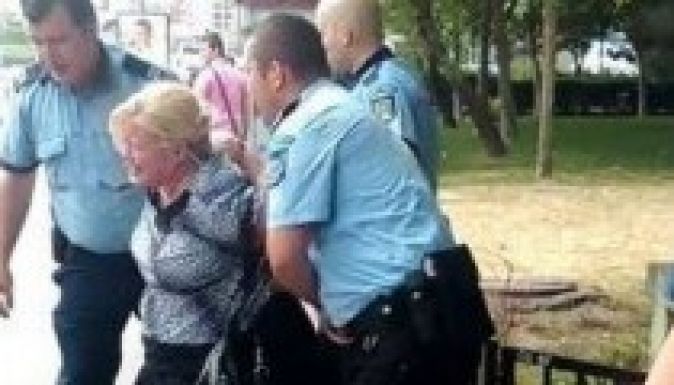 Megbilincseltek egy nőt, mert szabálytalanul kelt át az úttesten (VIDEÓ)