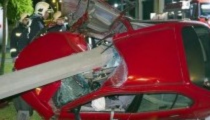 Kiszakadt betonoszlop dőlt rá egy autóra (FOTÓK)