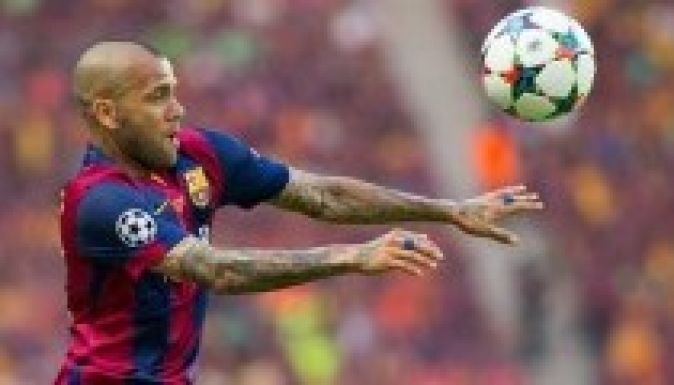 Dani Alves két évvel hosszabbított a Barcelonával