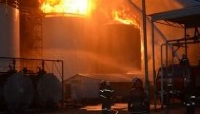 A tűzoltók tehetetlenek a Kijev mellett kigyulladt kőolajraktárnál