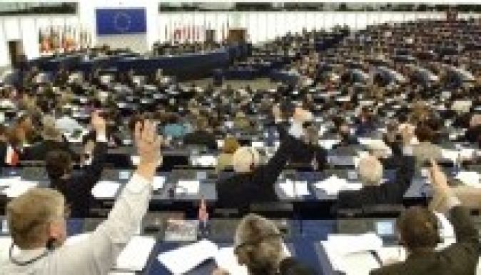 Az Orbán-kormányt elítélő határozatot fogadott el az EP